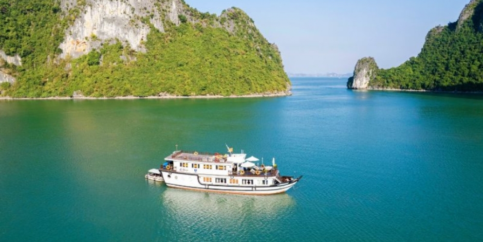 Yatch is cruising in Lan Ha bay